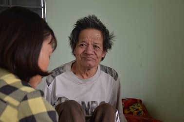 Cụ ông nằm liệt xúc động không ngủ nổi khi được dọn lên ở ngôi nhà mới