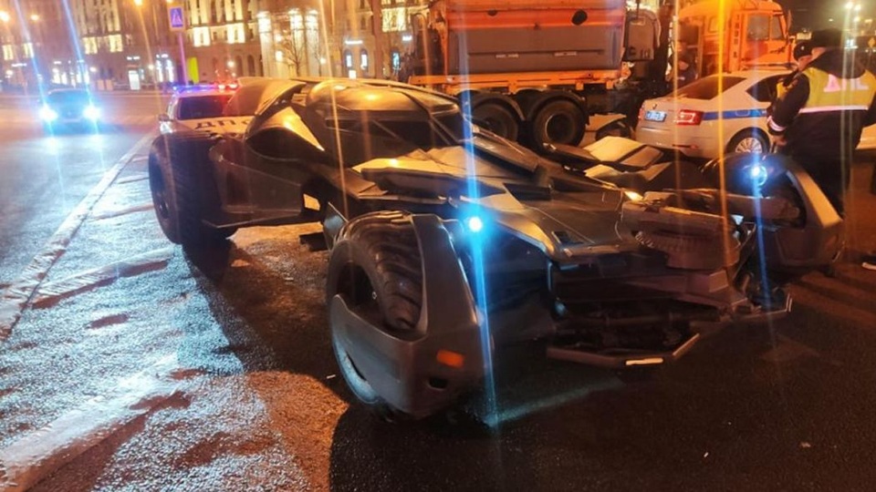 Xe người dơi Batmobile có hợp pháp để ra đường? - 1 Xe người dơi Batmobile có hợp pháp để ra đường? - 1