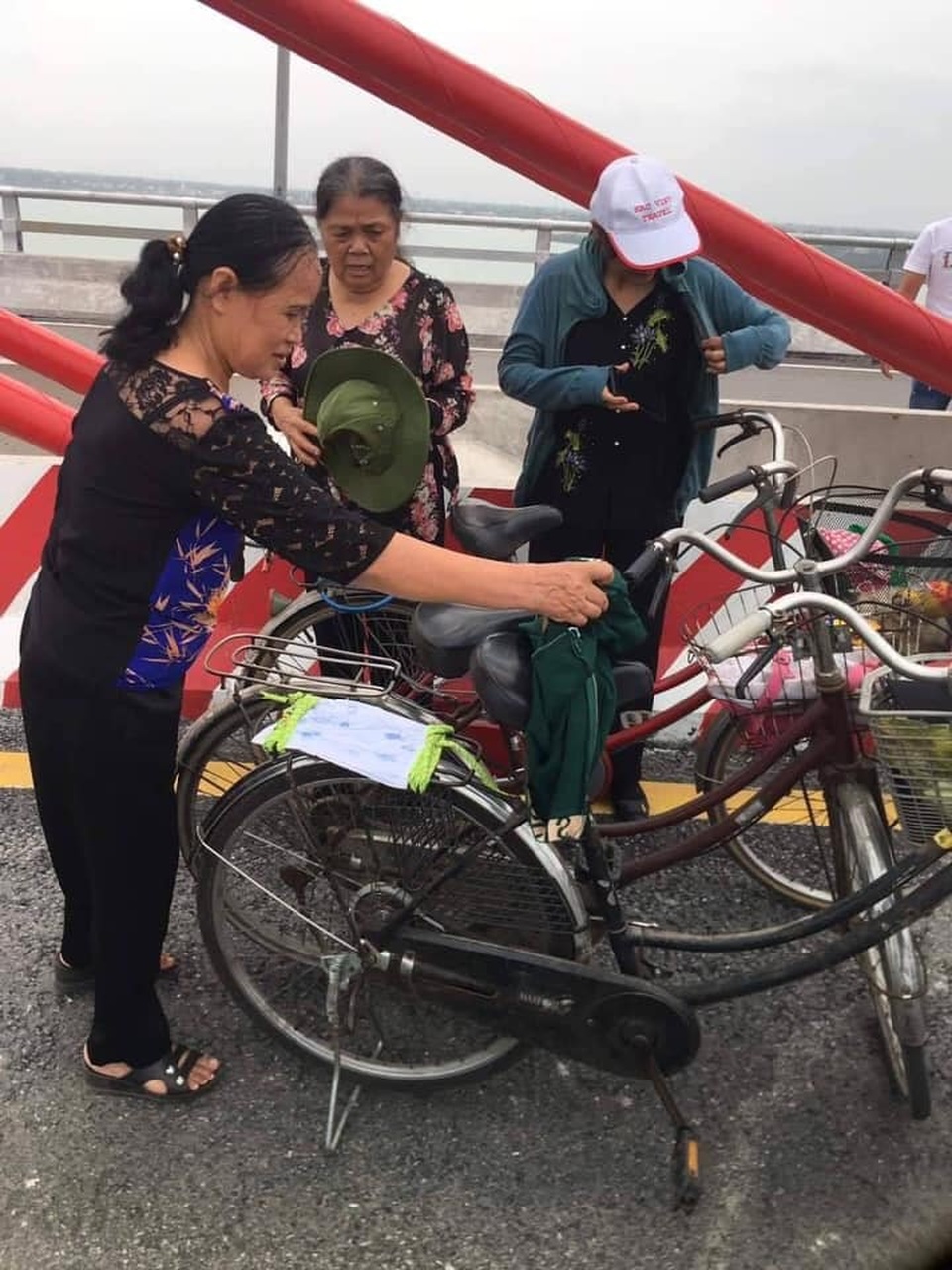 3 cụ bà phượt 60km bằng xe đạp để ngắm cây cầu dài nhất Bắc Trung Bộ - 2 3 cụ bà phượt 60km bằng xe đạp để ngắm cây cầu dài nhất Bắc Trung Bộ - 2