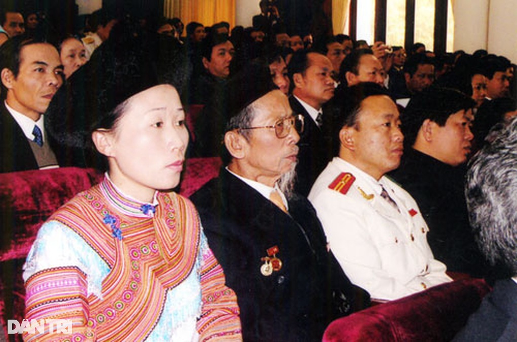 Đọc báo Lào Cai, Bác Hồ thưởng huy hiệu cho nhiều gương người tốt, việc tốt - 2 Đọc báo Lào Cai, Bác Hồ thưởng huy hiệu cho nhiều gương người tốt, việc tốt - 2