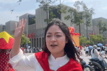 Người dân Hà Nội xúc động khi trực thăng kéo Quốc kỳ giữa bầu trời