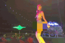 Tranh cãi việc vũ công mặc "kiệm vải" nhảy múa trên bờ biển Đà Nẵng