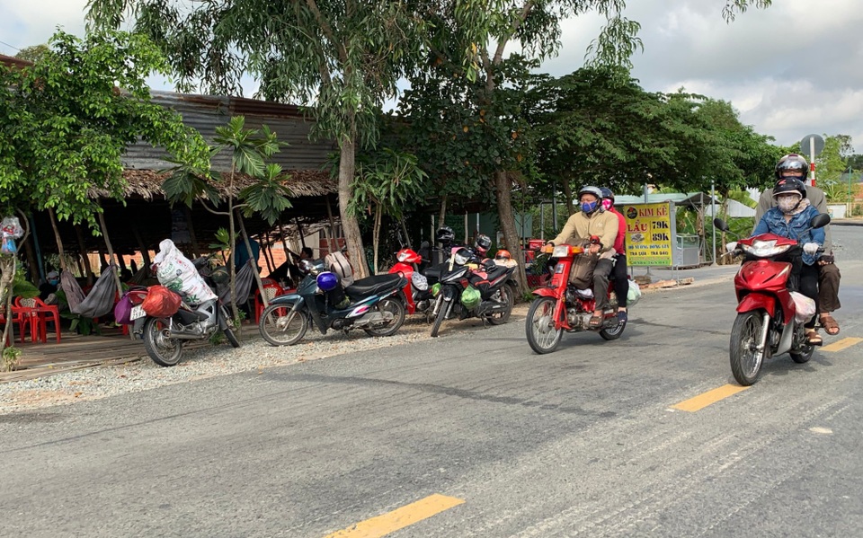 Dòng xe lấn tuyến dài bất tận biến quốc lộ thành đường một chiều - 4