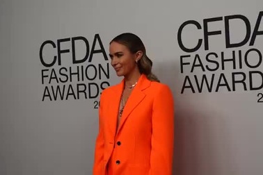 Emily Blunt thanh lịch với vest màu cam