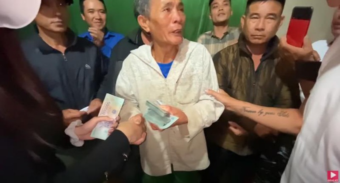 Thủy Tiên bồi hồi nghĩ về giây phút quyết định tặng cụ già miền Trung 200 triệu - Ảnh 2. Thủy Tiên bồi hồi nghĩ về giây phút quyết định tặng cụ già miền Trung 200 triệu - Ảnh 2.