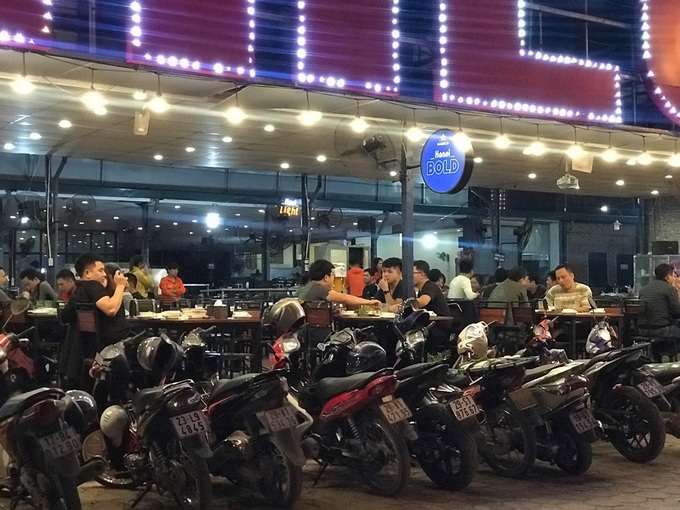 16/16 người nhiễm virus Corona khỏi bệnh, các điểm vui chơi mua sắm ở Hà Nội đông đúc trở lại - Ảnh 13. 16/16 người nhiễm virus Corona khỏi bệnh, các điểm vui chơi mua sắm ở Hà Nội đông đúc trở lại - Ảnh 13.