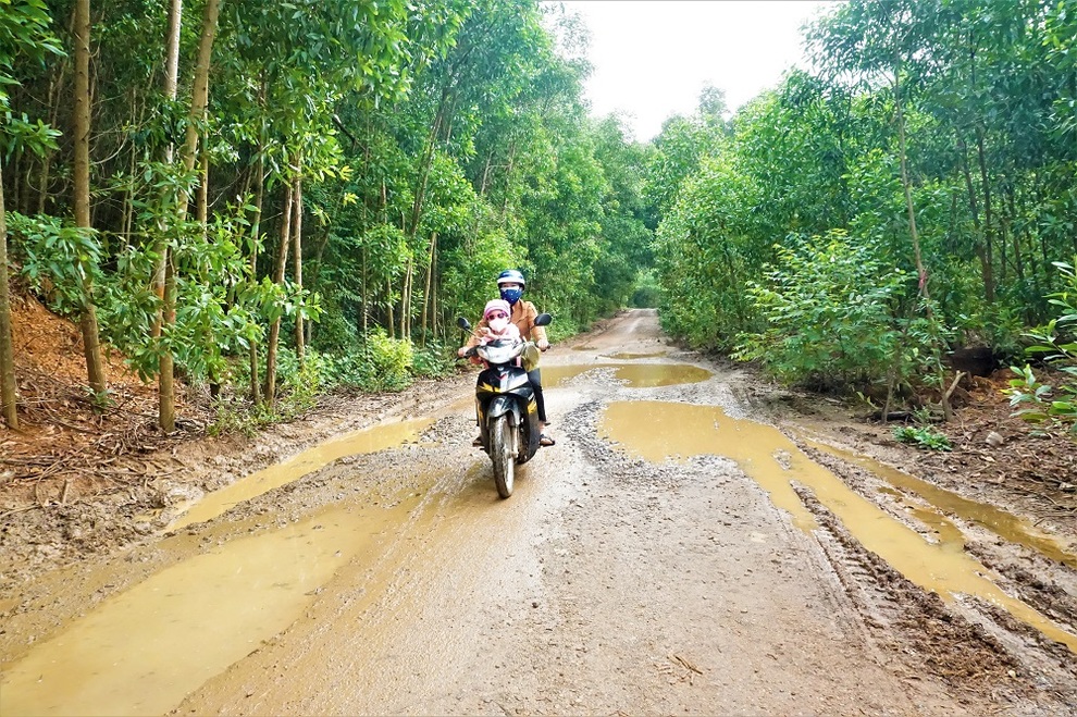 Người dân đánh võng trên con đường nát như tương - 1 Người dân đánh võng trên con đường nát như tương - 1