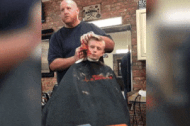 Bật cười với màn trả đũa cậu bé nghịch ngợm của bác thợ cắt tóc