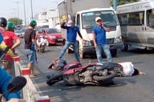 Hai thanh niên giật túi xách ngã sấp mặt trên đường tháo chạy