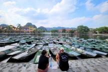 Lái đò khu du lịch Tam Cốc không dám chở khách vì sợ bị "tẩy chay"