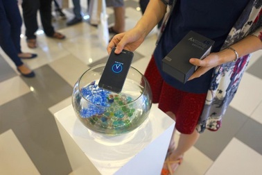 Chẳng ngại dính nước với Galaxy S7