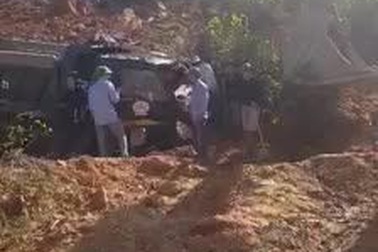 Sập mỏ đất vùi lấp xe tải