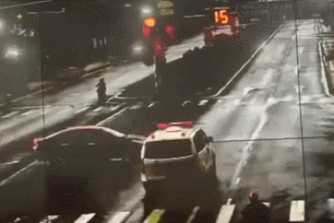 Tranh cãi tình huống xe cứu thương vượt đèn đỏ gây tai nạn