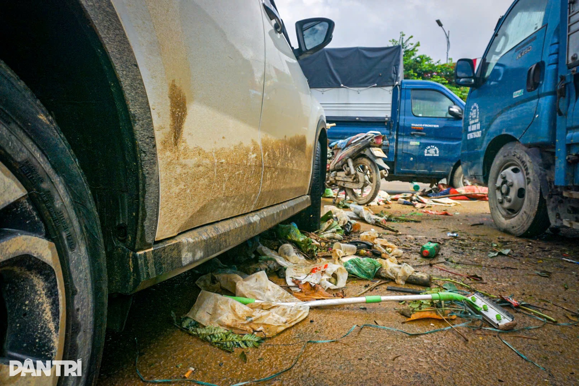 Ô tô chết la liệt, bùn và rác phủ kín khắp nơi sau lũ - 3 Ô tô chết la liệt, bùn và rác phủ kín khắp nơi sau lũ - 3