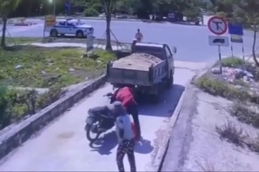 Lùi bất cẩn, xe ben suýt cán chết người