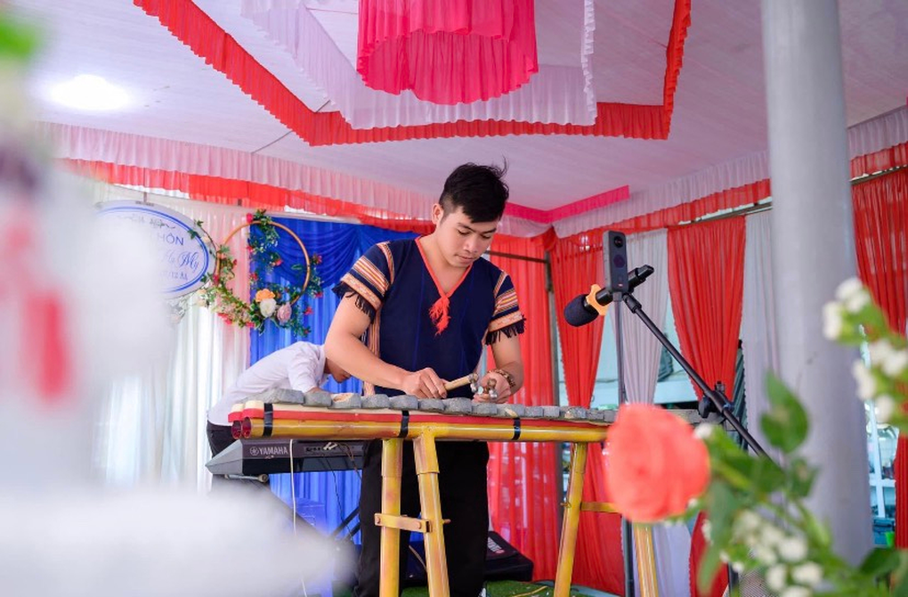 Chàng trai dân tộc Rơ Ngao chơi các bản nhạc hit trên đàn đá - 3 Chàng trai dân tộc Rơ Ngao chơi các bản nhạc hit trên đàn đá - 3