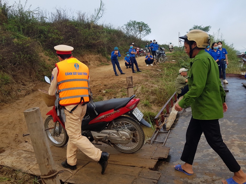 Cảnh sát Giao thông có mặt từ 5h sáng đưa 200 thí sinh qua sông đi thi - 7 Cảnh sát Giao thông có mặt từ 5h sáng đưa 200 thí sinh qua sông đi thi - 7