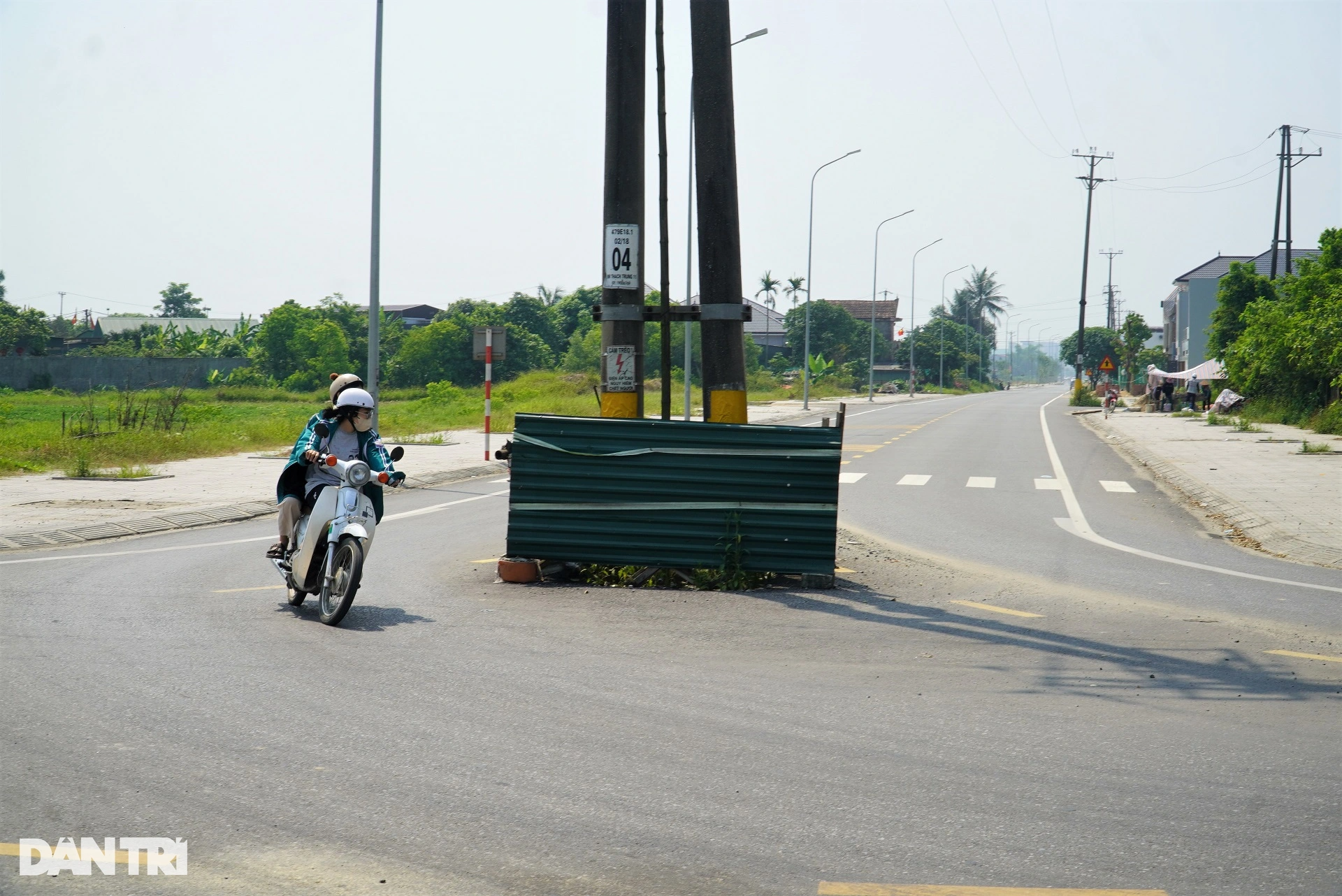 Hàng loạt cột điện vô duyên đứng giữa đường thành phố Hà Tĩnh - 2