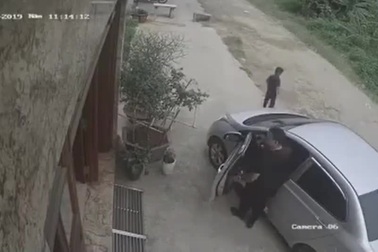 Em bé bị ô tô cán phải vì ngồi chơi trước mũi xe