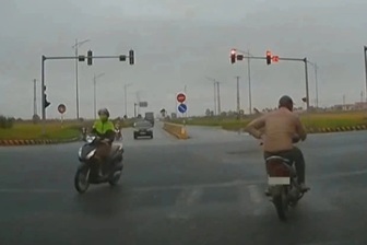 Nam thanh niên bị phạt 5 triệu đồng vì vượt đèn đỏ