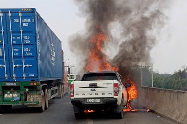Ô tô bán tải cháy ngùn ngụt trên cao tốc TPHCM - Dầu Giây