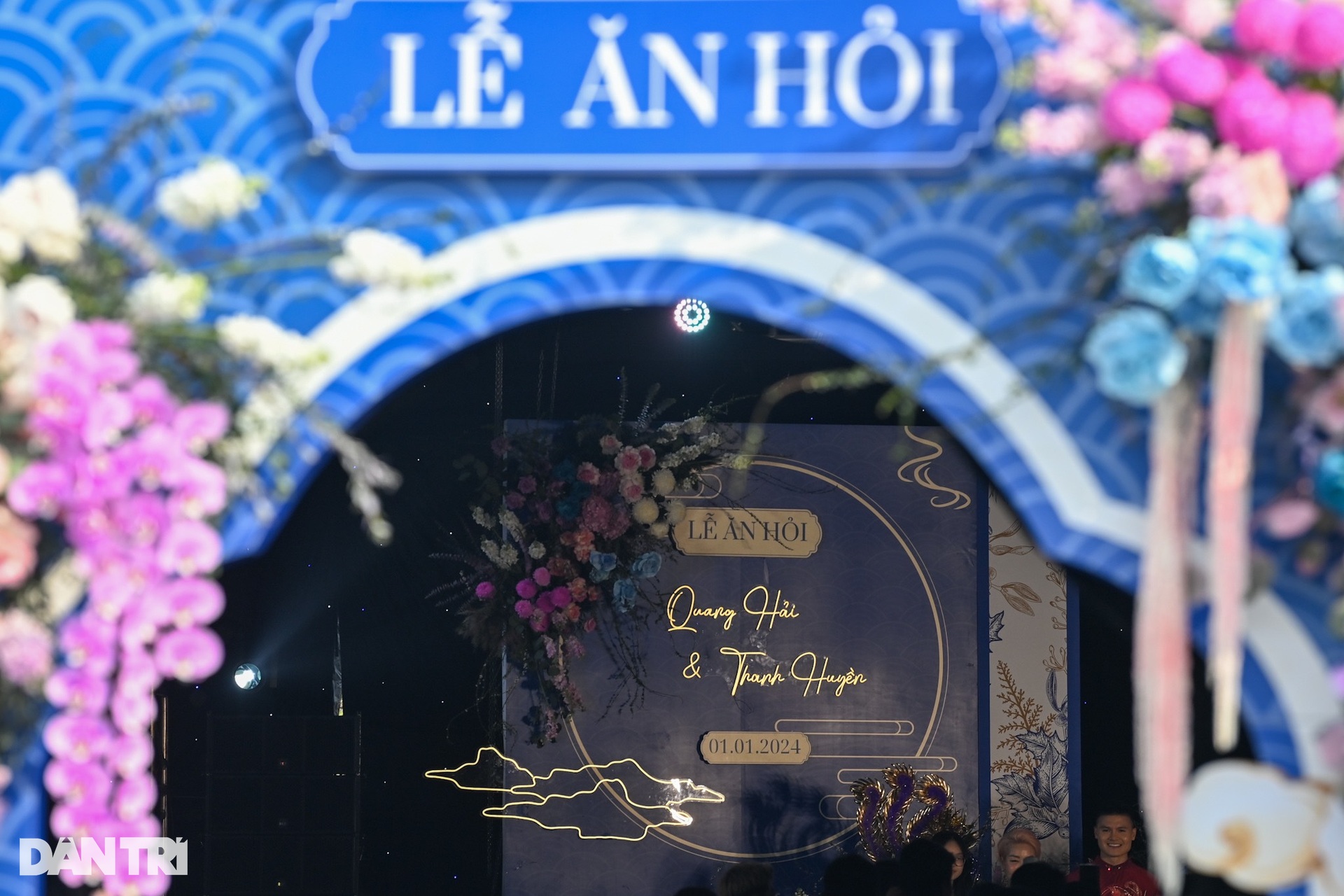 Ăn hỏi Quang Hải: Nhà trai dựng rạp hoành tráng, đưa sính lễ bằng xe sang - 4 Ăn hỏi Quang Hải: Nhà trai dựng rạp hoành tráng, đưa sính lễ bằng xe sang - 4
