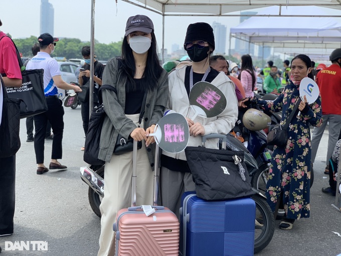 Vượt đường xa, fan Blackpink kéo theo vali đến sân vận động Mỹ Đình từ sớm - 5 Vượt đường xa, fan Blackpink kéo theo vali đến sân vận động Mỹ Đình từ sớm - 5