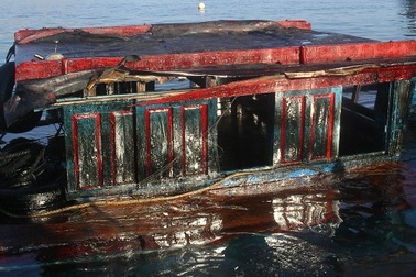 Vớt tàu chìm nghi là "thủ phạm" gây tràn dầu trên biển