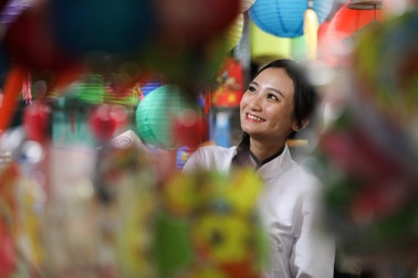 Giới trẻ lên đồ đi "check-in" phố lồng đèn Sài Gòn