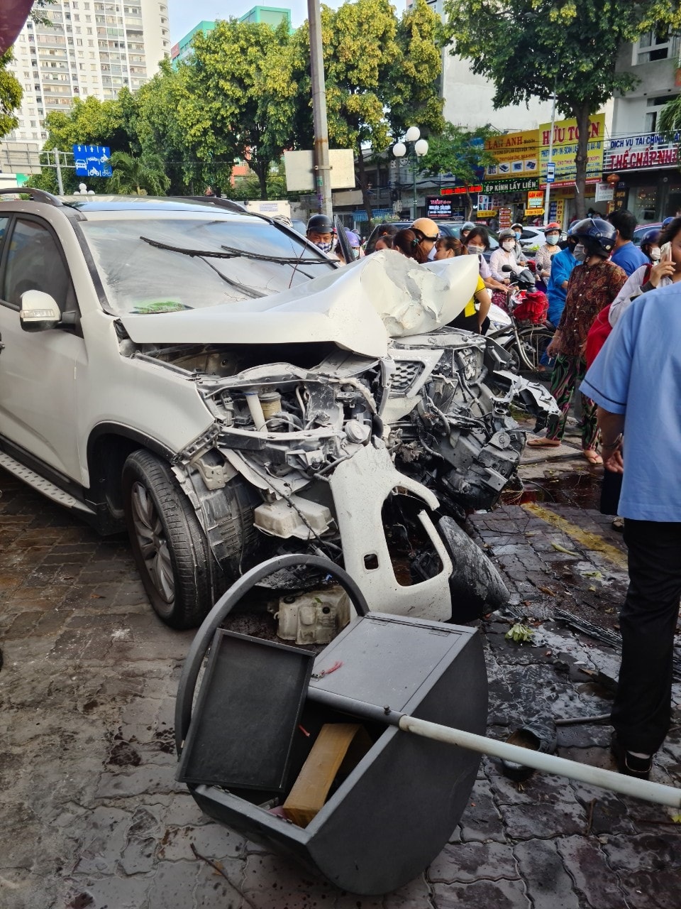 Kia Sorento lao vọt lên vỉa hè gây tai nạn, nghi nữ tài xế nhầm chân ga - 3 Kia Sorento lao vọt lên vỉa hè gây tai nạn, nghi nữ tài xế nhầm chân ga - 3