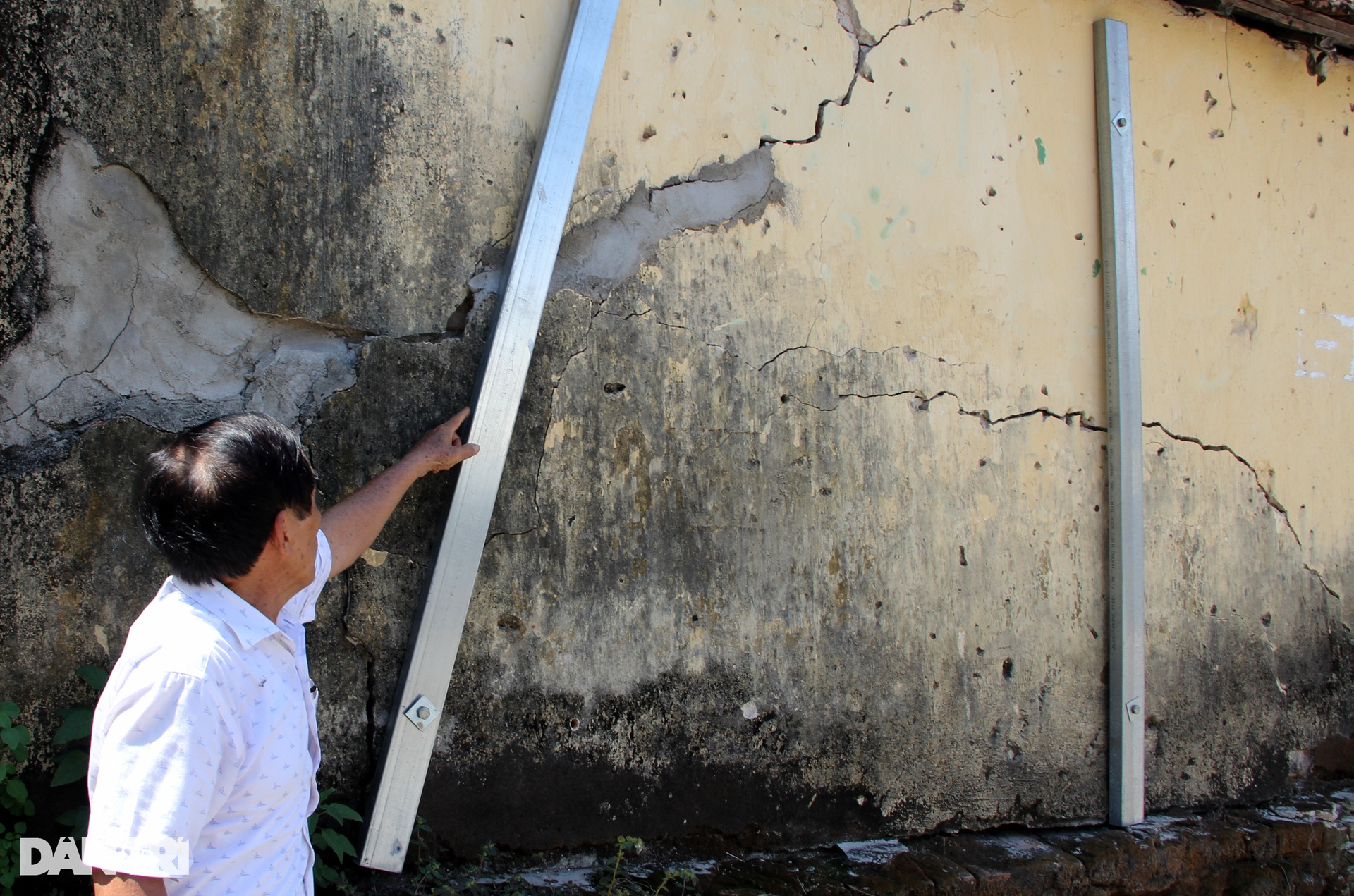 Đình 173 năm tuổi giằng néo bằng dây thép, dân vừa làm lễ vừa lo sập - 7 Đình 173 năm tuổi giằng néo bằng dây thép, dân vừa làm lễ vừa lo sập - 7