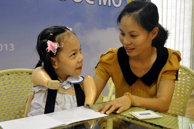 Cô bé không tay không chân nhận học bổng đặc biệt