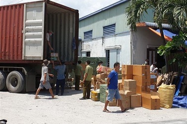 Triệt phá kho hàng nghi nhập lậu có quy mô lớn bất thường tại TP.HCM