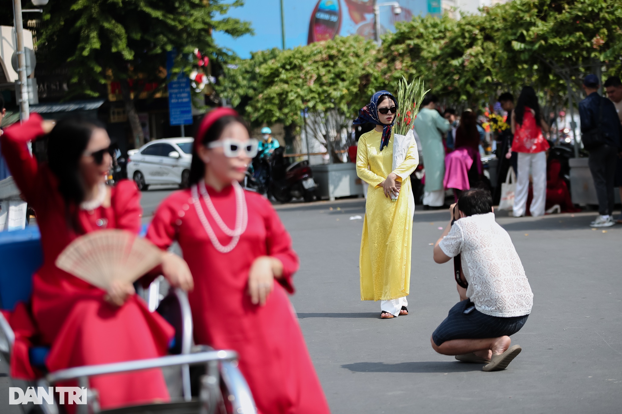 Những tà áo dài thướt tha trước chợ Bến Thành ngày cuối năm 2023 - 2