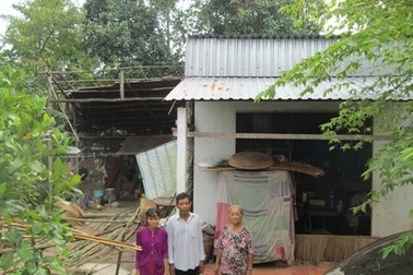 Ngôi nhà rách nát tứ bề của 2 vợ chồng nghèo "mỗi người một bệnh"