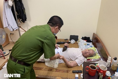 Công an Hà Nội tặng nhiều suất quà tới người già neo đơn gặp khó khăn