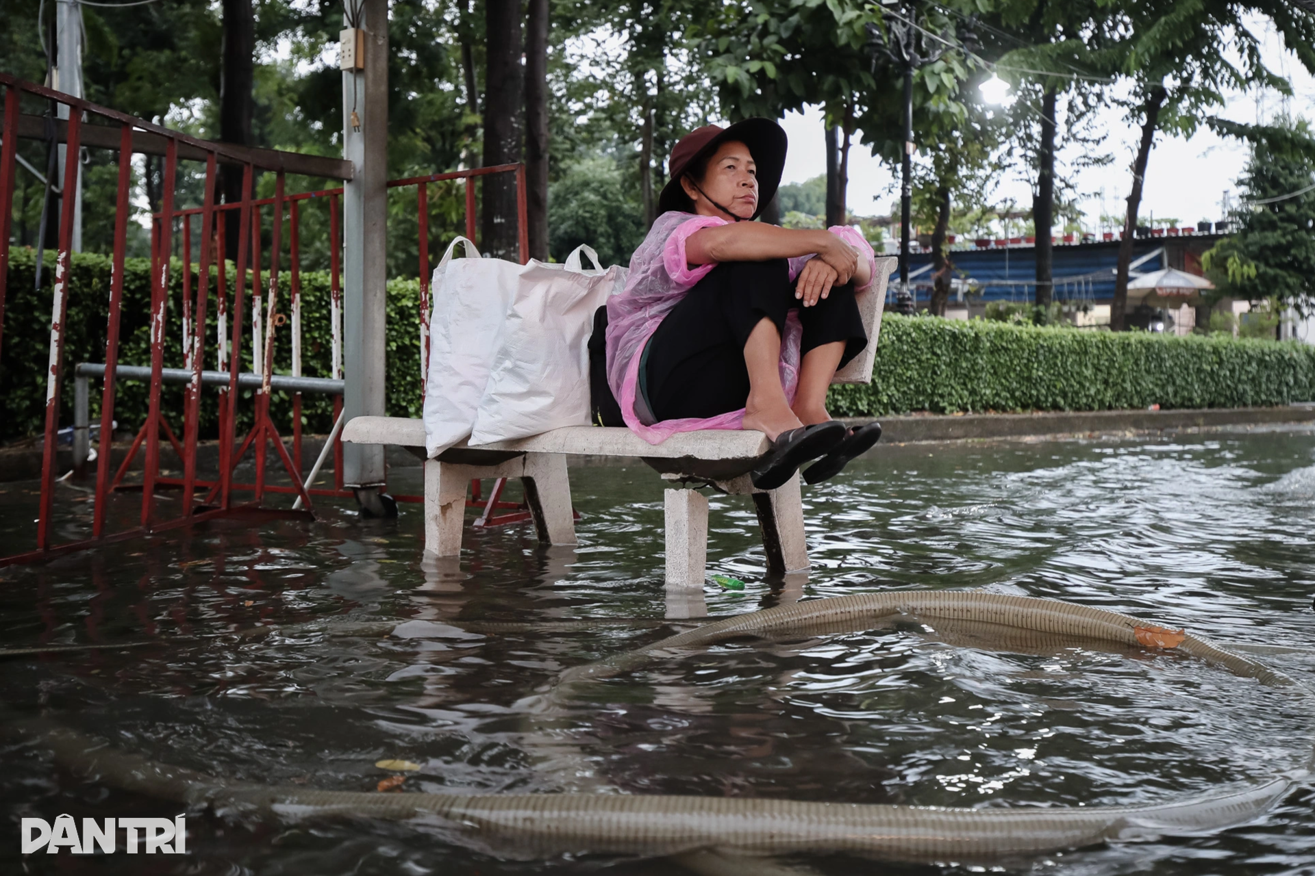 Nhiều tuyến đường ở TPHCM biến thành sông sau cơn mưa lớn - 7 Nhiều tuyến đường ở TPHCM biến thành sông sau cơn mưa lớn - 7