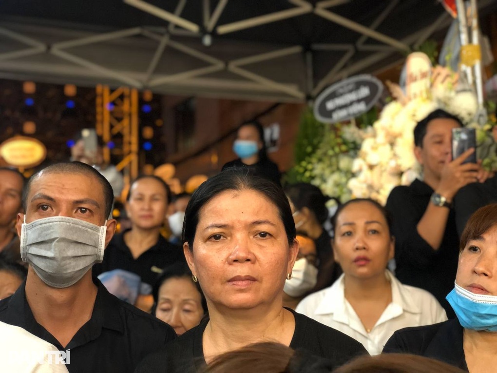 Đêm tiễn Vũ Linh: Ngọc Huyền ngất xỉu, hàng ngàn người xem hát đến 1h sáng - 17 Đêm tiễn Vũ Linh: Ngọc Huyền ngất xỉu, hàng ngàn người xem hát đến 1h sáng - 17