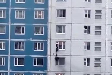 Xem người đàn ông dũng cảm "treo mình" cứu cô gái trong căn hộ bị cháy