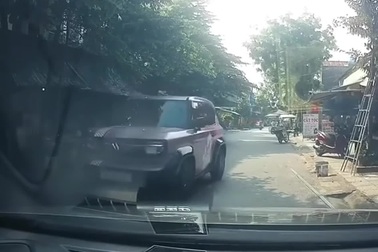 Nữ tài xế xử lý đầy khó hiểu, tông ngã xe máy dựng bên đường