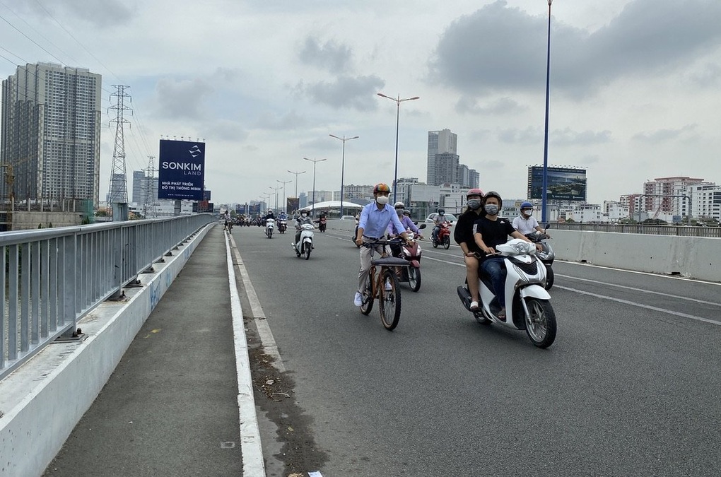 Người đàn ông ở TPHCM đạp xe 15km mỗi sáng đến công sở - 2 Người đàn ông ở TPHCM đạp xe 15km mỗi sáng đến công sở - 2