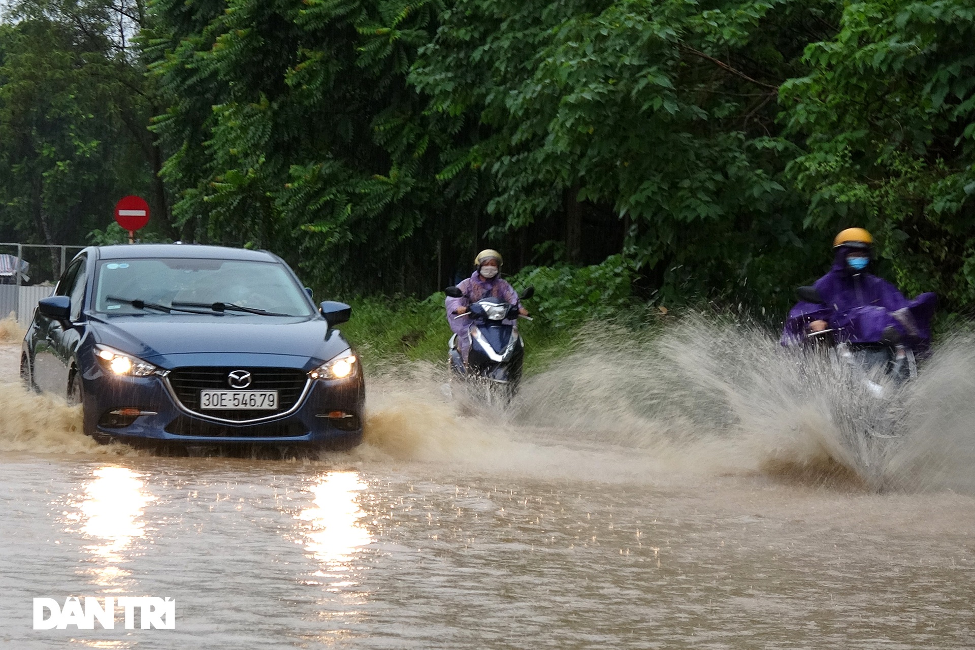 Bầu trời Hà Nội tối sầm sau mưa, xe cộ bật đèn pha lưu thông giữa ban ngày - 12