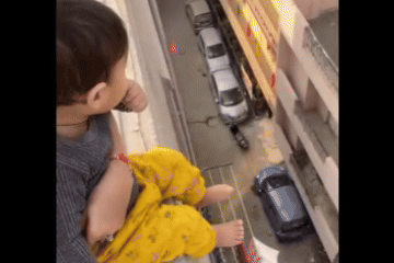 Mamma lämnar barn hängande farligt på taket, vilket retar nätanvändare - 1 Người mẹ đặt con cheo leo trên sân thượng khiến dân mạng phẫn nộ - 1