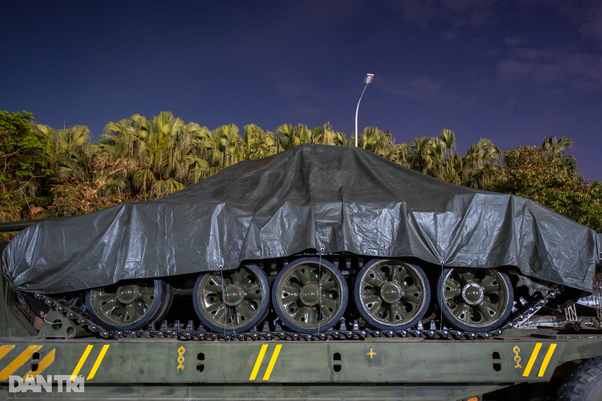Hình ảnh 2 xe tăng T-54 huyền thoại xuất hiện giữa đêm tại SVĐ Mỹ Đình - 8