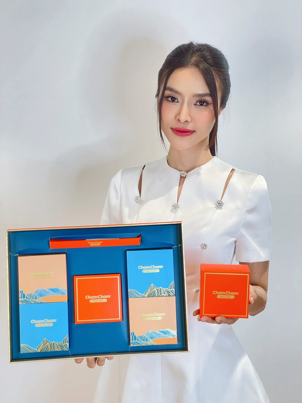 Dàn hoa hậu Việt đón trung thu với sản phẩm mang hương vị tình thân Cham Cham - 2 Dàn hoa hậu Việt đón trung thu với sản phẩm mang hương vị tình thân Cham Cham - 2