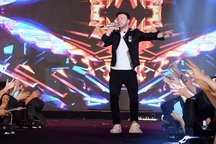 Nhóm nhạc 911 nhảy cực sung, hát cùng loạt sao Việt trên phố đi bộ Hà Nội