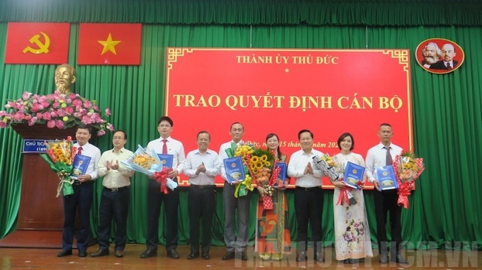 Lãnh đạo Thành ủy Thủ Đức trao quyết định nhân sự 3 trung tâm mới thành lập. (Ảnh: Thành uỷ TP.HCM).