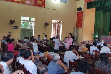 Hàng trăm người dân tập trung yêu cầu di dời trang trại lợn