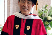 Đạo diễn Trương Nghệ Mưu nhận bằng Tiến sỹ của trường đại học tại Mỹ