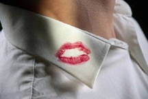 Ông chồng lộ chuyện ngoại tình từ... cái mụn ở lưng